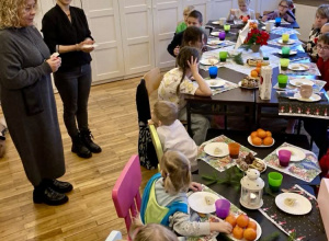 Pani dyrektor i wychowawczyni z opłatkami w dłoniach podczas wigilii klasowej z dziećmi.